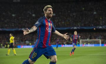 Messi celebra uno de sus tres goles la pasada noche.