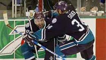 <b>INCREÍBLE DESEMPATE</B> Los Mighty Ducks y los Stars sudaron lo suyo para resolver la eliminatoria.