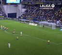 La afición rival coreó su nombre y no es para menos: la obra de arte de Lucas Pérez para completar su hat trick