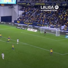 La afición rival coreó su nombre y no es para menos: la obra de arte de Lucas Pérez para completar su hat trick