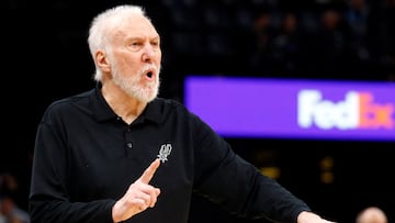 Gregg Popovich durante un juego de NBA entre los San Antonio Spurs y los Memphis Grizzlies.