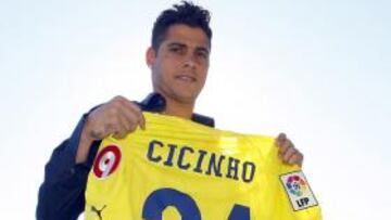 Cicinho se entrenó y ya ha entrado en la convocatoria
