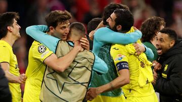 Soccer Football - Champions League - Quarter-Final - Second Leg - Bayern Munich v Villarreal - Allianz Arena, Munich, Germany - April 12, 2022  Villarreal&#039;s Raul Albiol celebrates with teammates after the match REUTERS/Lukas Barth