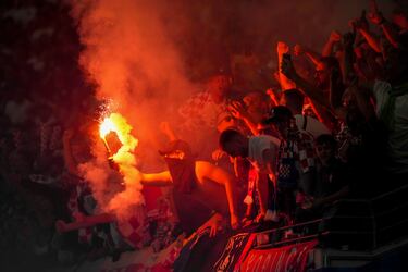 Un aficionado croata sostiene una bengala antes del inicio del encuentro entre Croacia e Italia. 

