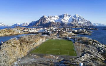 Al norte de Noruega dentro del Círculo Polar Ártico conviven lago, montaña y fútbol en un espectacular paisaje.