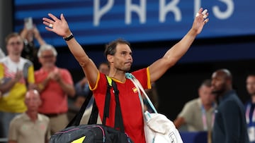 Paris (France), 31/07/2024.- Rafael Nadal of Spain waves to the crowd as he leaves after losing the Men's Doubles Quarter-final match with teammate Carlos Alcaraz against Austin Krajicek and Rajeev Ram of the US at the Tennis competitions in the Paris 2024 Olympic Games, at the Roland Garros in Paris, France, 31 July 2024. (Tenis, Francia, España) EFE/EPA/DANIEL IRUNGU