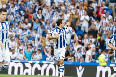 El capitán txuri urdin alienta a la grada para buscar el empate. 
