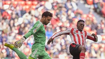 Sergio &Aacute;lvarez despeja el bal&oacute;n presionado por I&ntilde;aki Williams en el partido entre el Athletic y el Celta. 