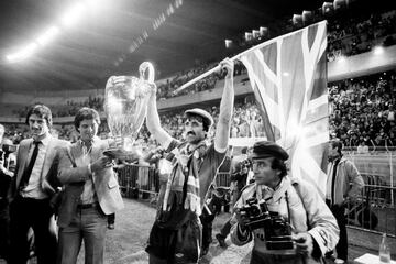 El jugador inglés del Liverpool, David Johnson, levantando el trofeo que les otorgaba como campeones de Europa de 1981. 