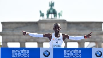 La proeza de Kipchoge llegó en la cita alemana, propensa a registrar grandes marcas entre las estrellas mundiales. El keniata rebajó en 1:18 la anterior marca en una muestra de superioridad tremenda. El pasado mes de octubre, en Viena, consiguió la proeza