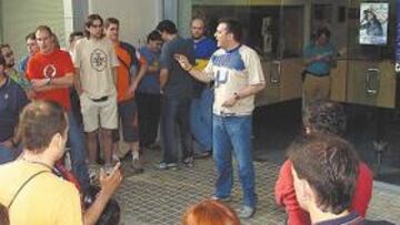 <b>POCAS PROTESTAS. </b>Sólo 56 aficionados de Osasuna protestaron en contra de la sede la final.