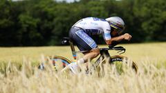 Remco Evenepoel rueda durante la séptima etapa, una contrarreloj de 25 kilómetros entre Nuits Saint Georges to Gevrey Chambertin.