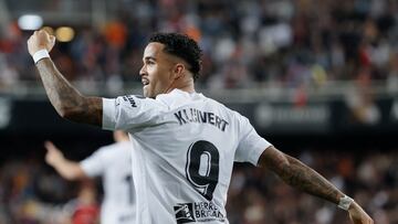 VALENCIA, 11/03/2023.- El delantero neerland¨¦s del Valencia, Justin Kluivert, celebra el primer gol del equipo valencianista durante el partido correspondiente a la jornada 25 de primera divisi¨®n que disputan hoy s¨¢bado Valencia y Osasuna en el estadio Mestalla de Valencia. EFE/ Juan Carlos C¨¢rdenas