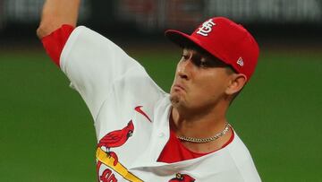 Durante el duelo entre Cardinals y White Sox, el umpire del duelo confiscó la gorra del relevista mexicano para verificar si tenía una sustancia ilegal.