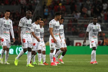 En los últimos años, se ha vuelto un problema recurrente que jugadores de la Liga MX y el Ascenso MX sufran por la falta de pagos por parte de sus equipos. Jaguares de Chiapas, Atlas, Puebla, Querétaro, Dorados y Atlante son algunos de los ejemplos de los que han sufrido esta situación debido al mal manejo y la administración errónea de sus respectivos clubes.