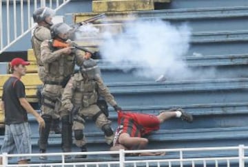 Los seguidores de ambos equipos se enfrentaron en las gradas del estadio. La policía tuvo que intervenir ante la dureza de la pelea.