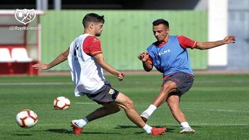 Los jugadores del Rayo Vallecano entrenando.