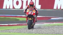 Marc Márquez atravesando la chicane de Assen por la grava.