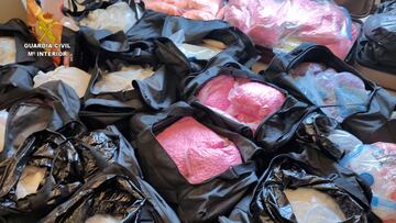 Drogas intervenidas por la Guardia Civil en el marco de la operación ‘Adriático’, a 10 de septiembre de 2024, en Ibiza, Baleares (España). . La Guardia Civil, en el marco de la operación“Adriático”, ha procedido a la detención de nueve personas en Ibiza y Málaga, pertenecientes a una de las principales organizaciones delictivas de introducción de drogas sintéticas de España que operaba en diferentes
puntos de Europa. Durante la operación se han intervenido más de un millón de pastillas de éxtasis (1.071.327 pastillas), con un peso de 357 kilogramos. 212 kg de ketamina, 73 kg de MDMA, 20 kg de cocaína, 21 kg de cocaína rosa (tussi), 10 kg de hachís y 6 kg de marihuana, además de 3 kilos de “sugar”, sustancia utilizada para la elaboración de cocaína rosa. Se trata de la mayor
incautación de pastillas sintéticas aprehendidas en España y se estima que el valor de la droga incautada podría superar los 25 millones de euros.
10 SEPTIEMBRE 2024;IBIZA;BALEARES;EXTASIS;PASTILAS;DROGAS
Guardia Civil
10/09/2024