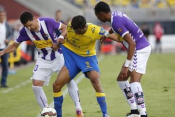 David Simón intenta controlar el balón. 