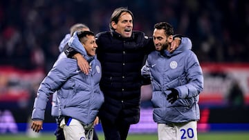 Simone Inzaghi junto a Alexis Sanchez y Hakan Calhanoglu.