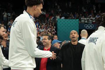 El exfutbolista francés Thierry Henry saluda a Victor Wembanyama antes de la final del torneo masculino de baloncesto en los Juegos Olímpicos de París.