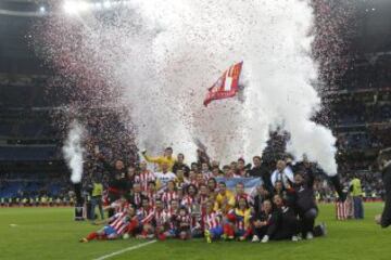 17-05-2013. El Atl¨¦tico del 'Cholo' le arrebat¨® en el Bernab¨¦u la Copa del Rey al Madrid de Mourinho en la ¨²ltima temporada del portugu¨¦s en el Real Madrid. Miranda marc¨® el gol de la victoria en la pr¨®rroga.