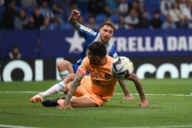 Ángel Correa y Fernando Calero pugnan por un balóin dentro del área del conjunto perico.