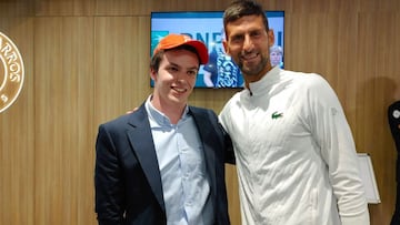 El tenista serbio Novak Djokovic posa con el aficionado franc&eacute;s Arthur Delaye, que pese a sufrir una par&aacute;lisis cerebral no ha dejado de disfrutar de su pasi&oacute;n sobre una pista de tenis.