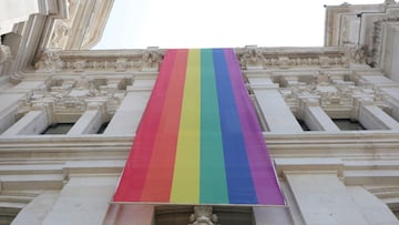 Archivo - Bandera LGTBI colacada en la parte izquierda de la fachada del Palacio de Cibeles, sede del Ayuntamiento de Madrid, durante las fiestas del Orgullo Gay 2019.