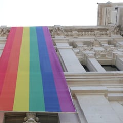 ¿Cuál es el origen de la bandera LGTBI, por qué tiene los colores del arcoiris y quién fue su creador?