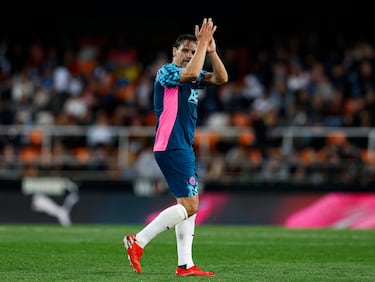 Fernando Morientes, del equipo de leyendas de la AFE,  saluda momentos antes de abandonar el terreno de juego.