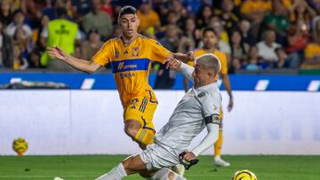 AME3426. MONTERREY (MÉXICO), 28/02/2024.- Juan Brunetta (atrás) de Tigres disputa el balón con Francisco Calvo de Juarez este miércoles, durante un partido entre Tigres y Juarez correspondiente a la jornada 9 del Torneo Clausura 2024 de la Liga MX, en el estadio Universitario, en Monterrey (méxico). EFE/Miguel Sierra