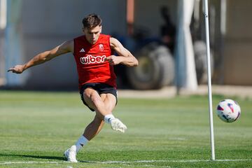 Lucas Boyé, durante el último entrenamiento del Granada.