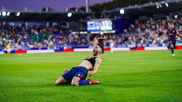 Liberto celebra el gol de la victoria del Huesca en el último minuto.