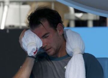 Desde el primer día de competición el Abierto de Australia está registrando temperaturas que superan los 40ºC por la ola de calor que afecta a Melbourne. Adrian Mannarino con bolsas de hielo para combatir las altas temperaturas.