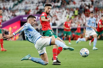 Ocasión del jugador español Ferran Torres ante el jugador marroquí Mazraoui. 
 