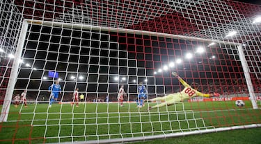 1-2. Arda Güler, desde la banda derecha, cuelga el balón para la cabeza del delantero francés que remata y supera a Kostas Tzolakis.