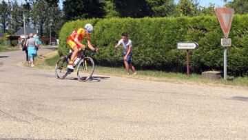 Carlos Rodr&iacute;guez rueda con el maillot de Espa&ntilde;a durante la &uacute;ltima etapa del Troph&eacute;e Centre Morbihan.