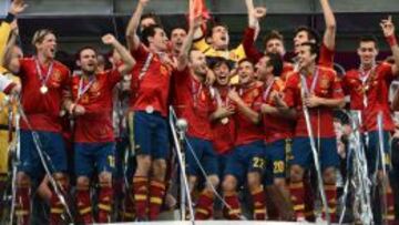 Los jugadores de España, Iker a la cabeza, levanta la Eurocopa lograda en Polonia-Ucrania en 2012.