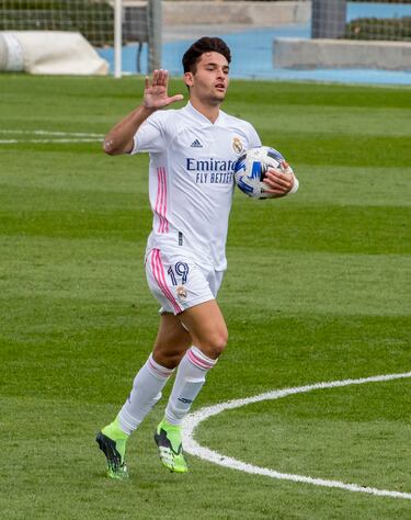 El delantero madrileño se formó en las categorías inferiores del Getafe C.F. desde los cinco años. El verano de 2020 fichó por el Castilla donde estuvo una temporada en la que defendió los colores del filial en 20 encuentros marcando 12 goles, además jugó 3 partidos con el primer equipo. Tras su salida volvió al Getafe C.F. antes de fichar por el Valencia C.F. 