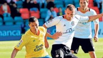 <b>PROTAGONISTA. </b>Álvaro Cejudo resultó fundamental en la suerte de Las Palmas. En la imagen, controla el balón ante un contrario.