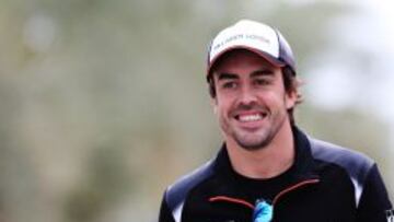 Fernando Alonso en el paddock de Bahrain.