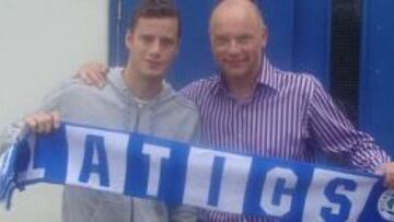Oriol Riera con Uwe Rosler, su nuevo entrenador.