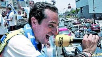 <b>EUFORIA. </b>Oltra desató su alegría en el autobús descapotable.