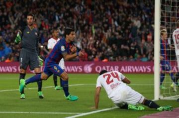 Luis Suárez celebra el 1-0.