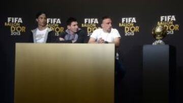 Cristiano, Messi y Ribery, con el Bal&oacute;n de Oro de fondo.