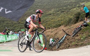 Almeida subiendo uno de los puertos de la etapa de hoy.