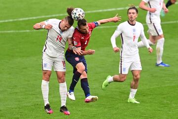 Kalvin Phillips con Vladimir Darida.