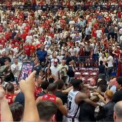 La agarrada de Teodosic y Hackett con la grada, sin suspensión